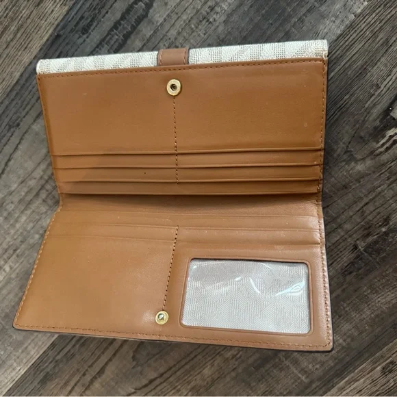 Michael Kors Cream and Tan Crossbody Bag with Wallet - Picture 11 of 12